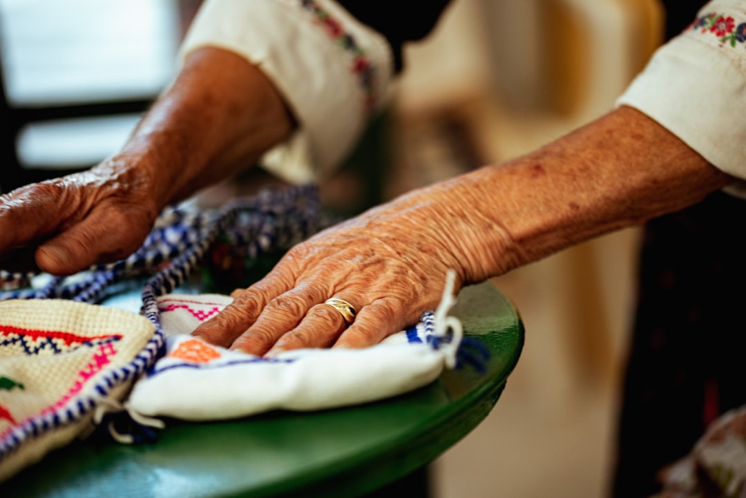 Різьблена шкатулка